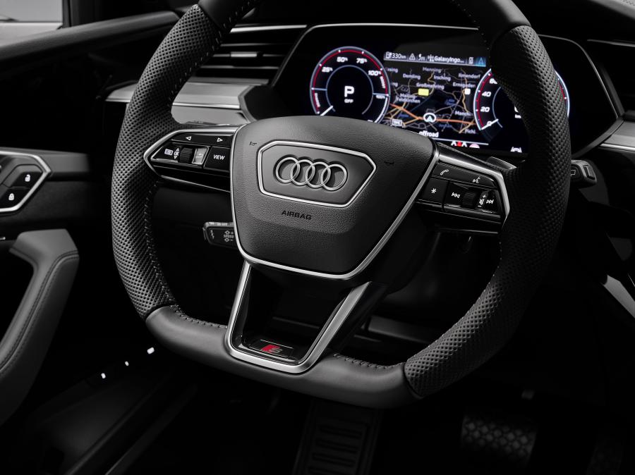 Панель приборов Audi e-tron S 2020 года  (WW) (фото 59 из 62)